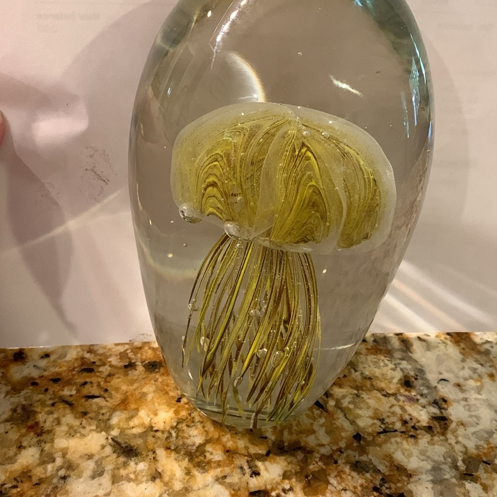 Jellyfish paperweight. Glows in the dark. - Picture 6 of 7